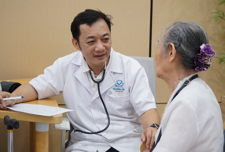 Người cao tuổi chiếm khoảng 20% dân số, kéo nhu cầu chăm sóc sức khỏe tăng mạnh. (Ảnh: Nhân Ái)