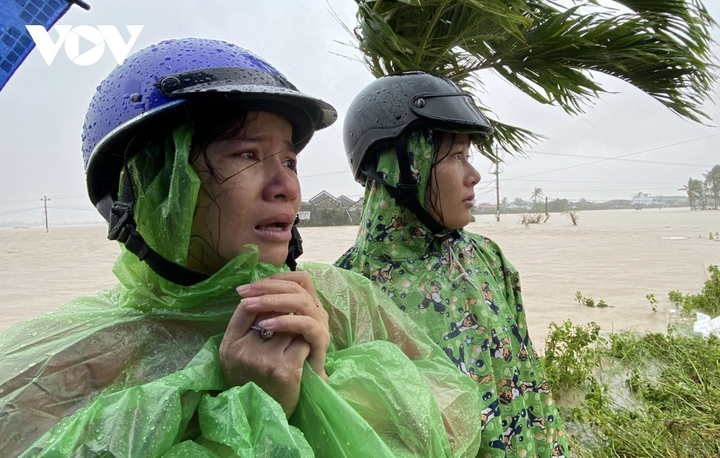 Có những người ở nơi xa về, ngóng trông người thân ở giữa vùng nước lũ trong lo lắng, nghẹn ngào.