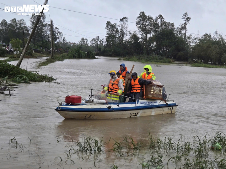Hình ảnh CSGT Đắk Lắk vượt lũ đưa quan tài về nhà để khâm liệm cho cháu bé khiến nhiều người xúc động.