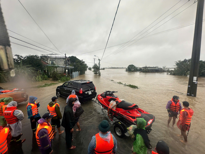 Lực lượng cứu hộ tiếp cận hỗ trợ người dân ở Hòa Thịnh.