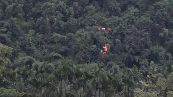 Máy bay không người lái cứu được người đàn ông mắc kẹt trên ốc đảo ở Lâm Đồng