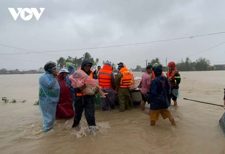 Tỉnh Đắk Lắk đang triển khai các biện pháp khẩn cấp để ứng cứu người dân ở những vùng bị ngập lụt sau khi nước lũ bắt đầu rút, đặc biệt là cung cấp thuốc men, lương thực, thực phẩm, nhu yếu phẩm.