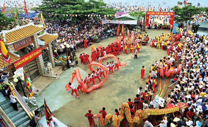 Kuil ini menyembah dewi Long Hai, dewa yang sangat suci dalam kepercayaan penduduk tempatan.