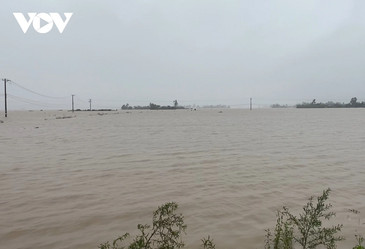 Đến sáng 21/11, nhiều nơi tại phía Đông Đắk Lắk (tỉnh Phú Yên cũ) vẫn chìm ngập trong nước lũ, nhiều cụm dân cư vẫn bị cô lập.