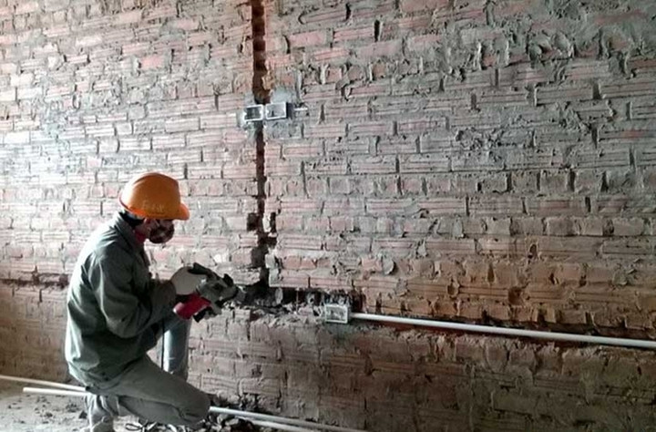 Đi dây điện sai kỹ thuật có thể gây chập, cháy nổ. (Ảnh: Điện nước Cần Thơ)