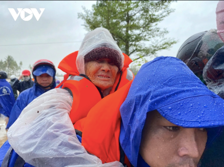 Do số người dân ở vùng lũ bị cô lập còn rất đông, lực lượng chức năng ưu tiên đưa người già, phụ nữ, trẻ em và người bị bệnh ra trước.