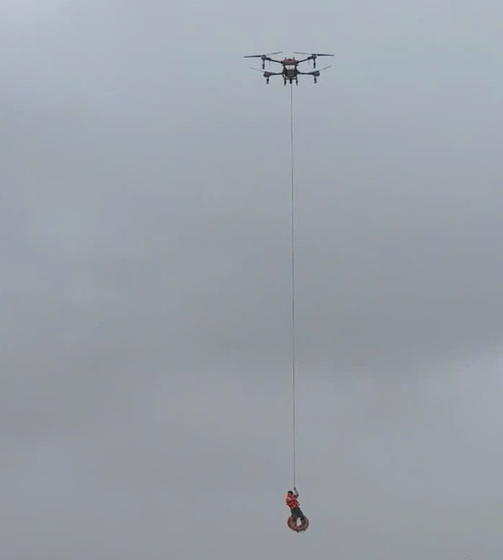 Lực lượng chức năng đang điều khiển máy bay không người lái đưa ông Phạm Văn Trường đến vị trí an toàn