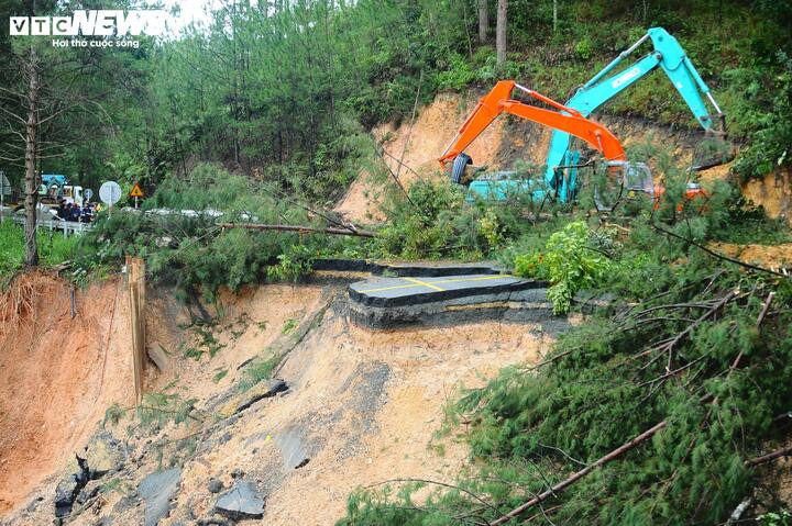Các phương tiện cơ giới khẩn trương khắc phục sự cố sạt lở nghiêm trọng trên đèo Mimosa. (Ảnh: Thiên Trang)