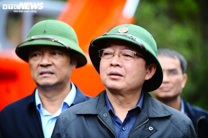 Phó Thủ tướng Hồ Quốc Dũng yêu cầu phải cố gắng thông xe đèo Mimosa trong 10 ngày tới. (Ảnh: Thiên Trang)