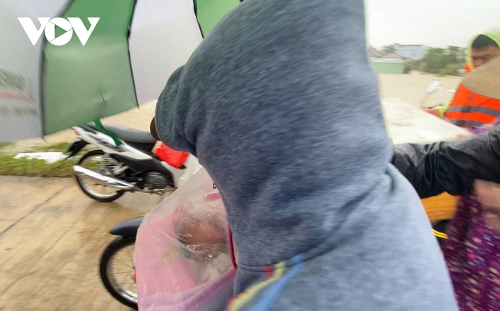 Em bé 20 ngày tuổi ở thôn Phú Phong, xã Hoà Thịnh, tỉnh Đắk Lắk đã được lực lượng chức năng đưa ra khỏi vùng bị lũ cô lập sau hơn 2 ngày ở trên nóc nhà cùng mẹ.