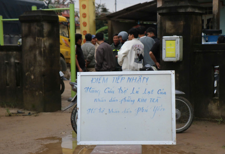 TP Huế lập ra nhiều điểm tiếp nhận hàng hoá, nhu yếu phẩm để ủng hộ người dân Nam Trung Bộ đang vật lộn với trận lũ lớn chưa từng có. (Ảnh: H.D)