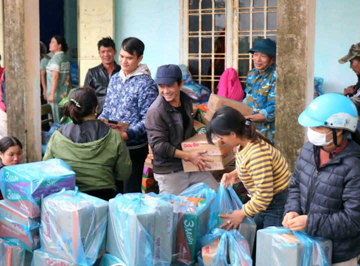 Hàng hoá được người dân phân loại đóng thành từng suất để tiện phân phát cho bà con vùng lũ. (Ảnh: H.D)
