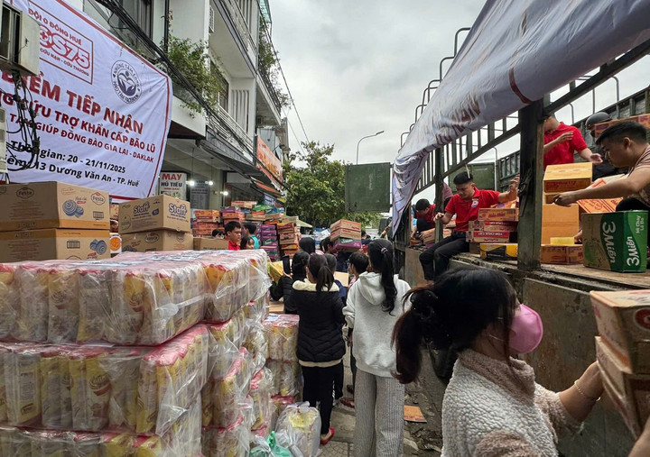 Hàng hoá sau khi phân loại sẽ được đưa lên các xe tải để chở vào các địa phương vùng lũ