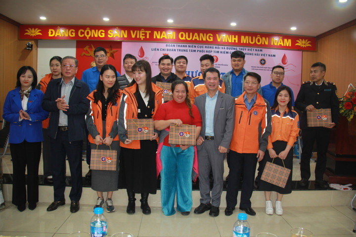 Nhiều đoàn viên, thanh niên tham gia hiến máu hàng chục lần được tuyên dương tại Cục Hàng hải và Đường thủy Việt Nam sáng 21/11.