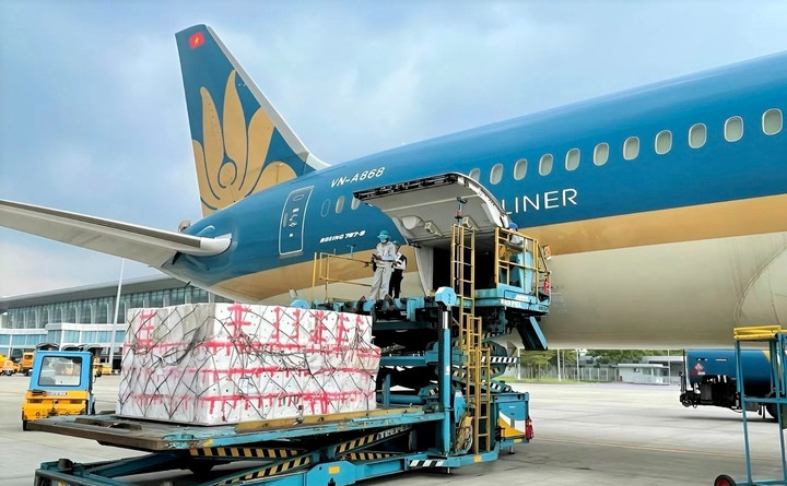 Không chỉ đảm bảo khai thác an toàn, Vietnam Airlines luôn tiên phong đồng hành thực hiện trách nhiệm xã hội trong mọi thời điểm.