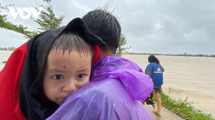 Nhiều em bé bị đói, khát và rét lạnh sau vài ngày bị nước lũ cô lập.