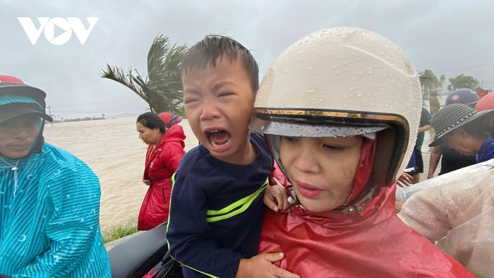 Có bé vẫn còn hoảng sợ, khóc tìm bố mẹ sau khi được lực lượng chức năng giải cứu.