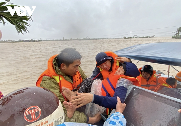 Nhiều người đã kiệt sức sau hơn 2 ngày chênh vênh trên nóc nhà chịu mưa lạnh, đói khát.