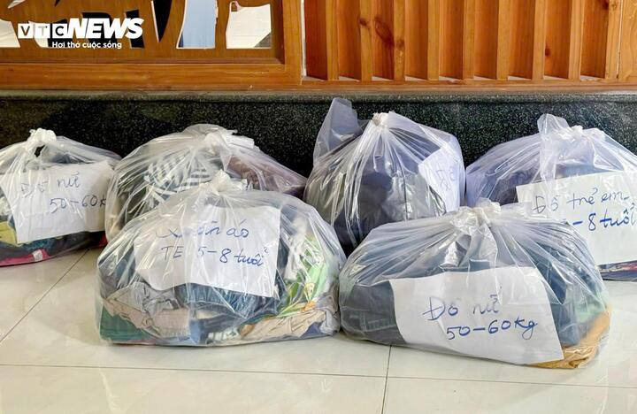 Quần áo được chị Thanh giặt xanh, ủi và phân loại theo giới tính, độ tuổi.