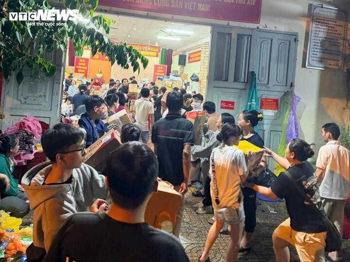 Các thành viên nhóm thiện nguyện tất bật đóng gói hàng hóa để kịp thời hỗ trợ bà con vùng lũ.