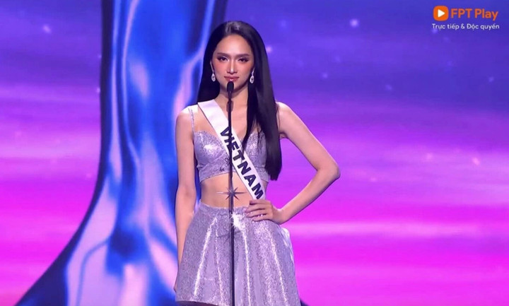 Hương Giang xuất hiện mở màn.