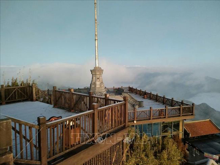 Sương muối phủ trắng khu vực Cột cờ đỉnh Fansipan sáng 31/12/2024. (Ảnh tư liệu: TTXVN phát)