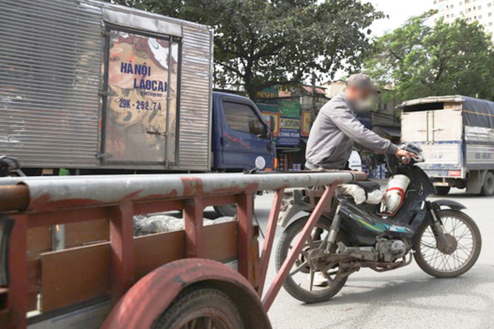 Nhiều tài xế xe ba bánh tự chế, xe chở hàng cồng kềnh bị CSGT xử phạt. (Ảnh: Ngọc Tiến)