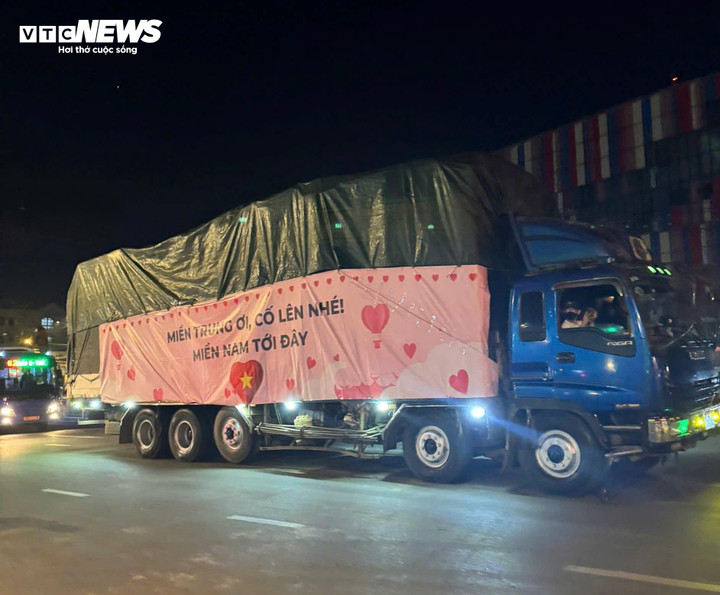 Các chuyến xe chở hàng hoá cứu trợ liên tục xuất phát từ TP.HCM