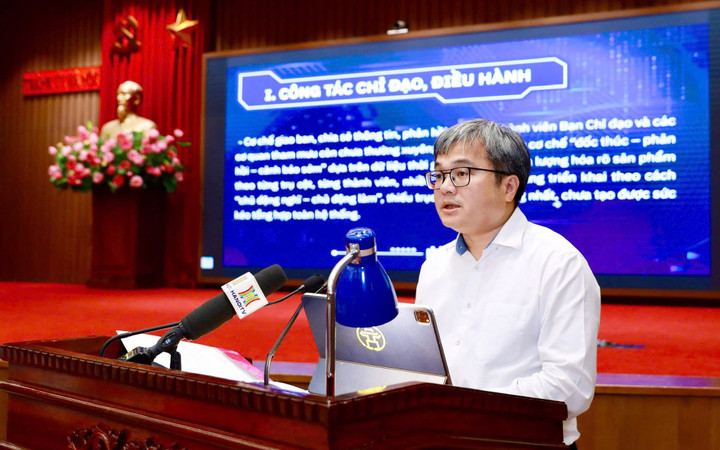 Phó Chủ tịch UBND TP Hà Nội Trương Việt Dũng tham luận tại hội nghị.