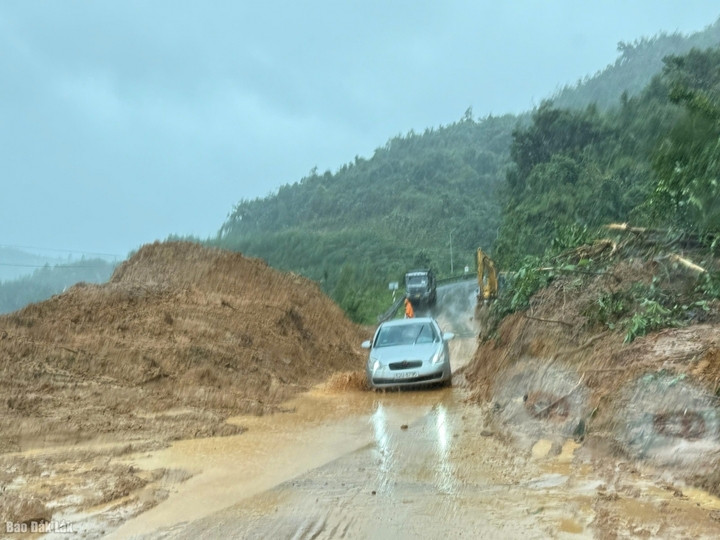 Một vị trí sạt lở trên tuyến quốc lộ 19C đã được hốt dọn tạm thời để phương tiện lưu thông. (Ảnh: Báo Đắk Lắk)