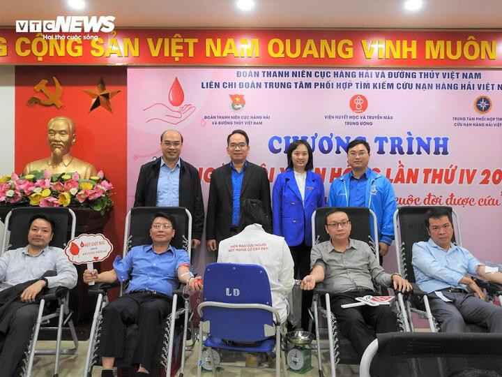 Các đoàn viên, thanh niên và người lao động của Cục Hàng hải và Đường thủy Việt Nam tham gia hiến máu tình nguyện.