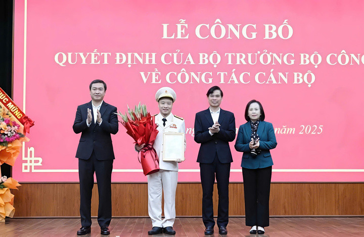 Lãnh đạo Tỉnh ủy, UBND tỉnh Lạng Sơn tặng hoa chúc mừng Thượng tá Vũ Thanh Tùng, Giám đốc Công an tỉnh. (Ảnh: Thanh Bình)