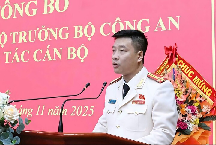 Thượng tá Vũ Thanh Tùng, tân Giám đốc Công an tỉnh Lạng Sơn phát biểu nhận nhiệm vụ. (Ảnh: Thanh Bình).