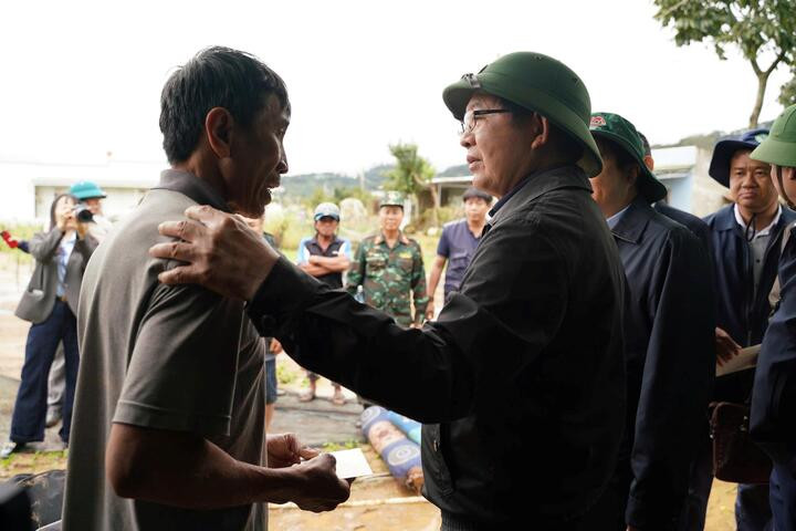 Phó Thủ tướng Hồ Quốc Dũng thăm hỏi, động viên người dân.