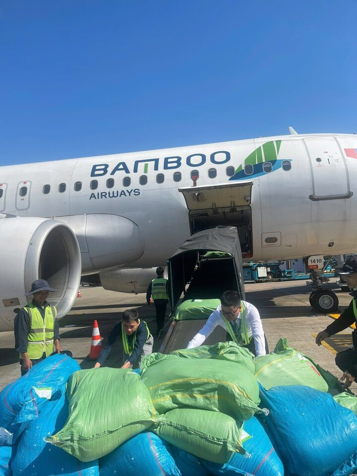 Bamboo Airways đang triển khai vận chuyển hàng hoá cứu trợ miễn đến với đồng bào miền Trung.
