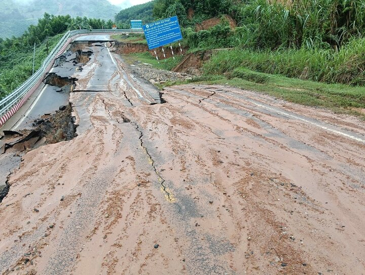 Trung tâm dự báo khí tượng Thủy văn Quốc gia cảnh báo nhiều khu vực có nguy cơ xảy ra lũ quét, sạt lở đất trong 6 giờ tới.