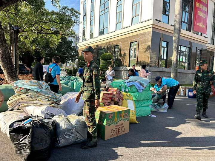 Hàng hóa được tổng hợp, đóng gói một cách khẩn trương.