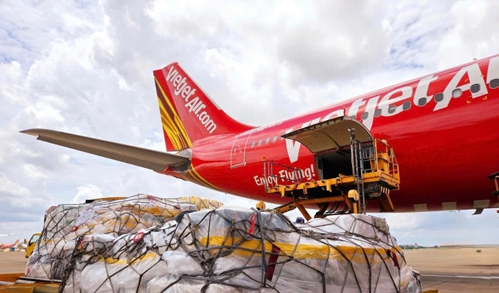 Vietjet hỗ trợ hành khách và tiếp tục vận chuyển miễn phí hàng cứu trợ tới Miền Trung