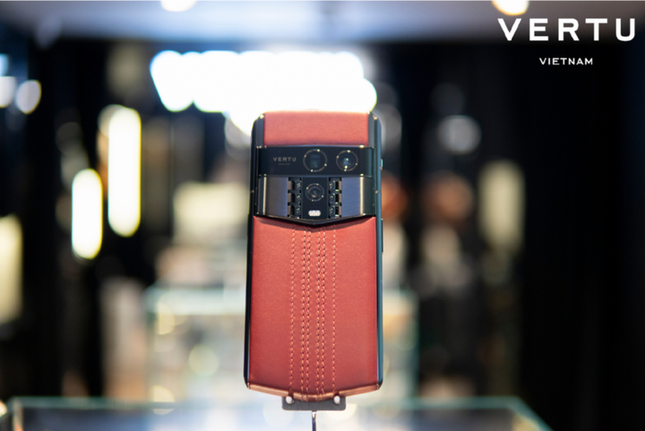 Vertu Agent Q phiên bản da bê khâu tạo nên vẻ ngoài sang trọng.