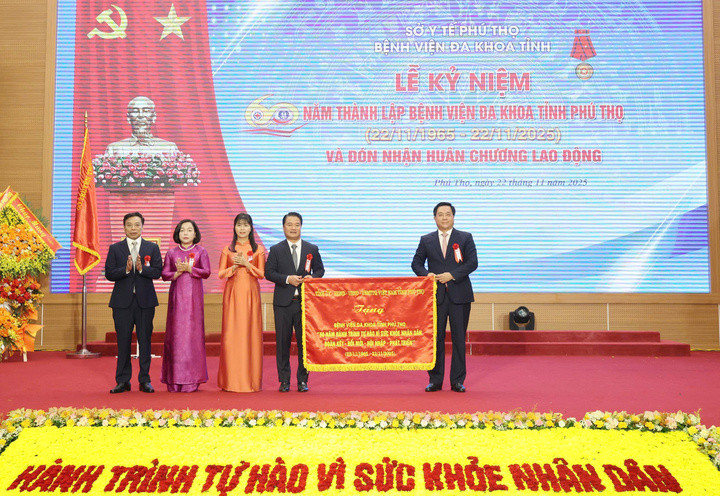 Chủ tịch UBND tỉnh Phú Thọ - Trần Duy Đông - tặng bức trướng cho Bệnh viện Đa khoa tỉnh Phú Thọ.