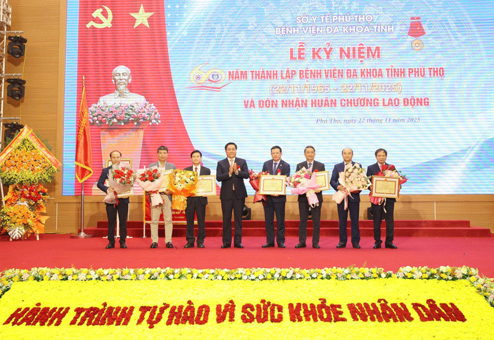Chủ tịch UBND tỉnh Trần Duy Đông tặng Bằng khen cho các nhà khoa học có nhiều đóng góp, thành tích cho Bệnh viện đa khoa tỉnh Phú Thọ.