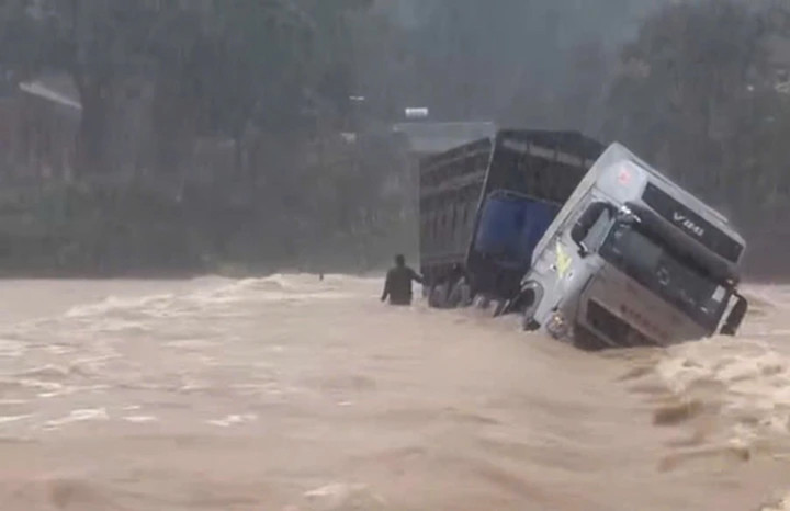 Tài xế cùng chiếc xe đầu kéo thời điểm gặp nạn trước khi bị lũ cuốn mất tích.