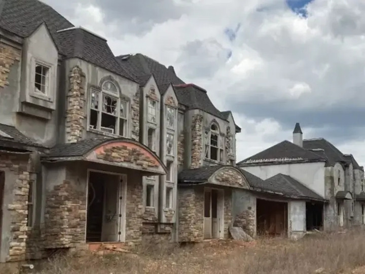 Những ngôi nhà xám xịt và im ắng. (Ảnh: © Springfield News-Leader)