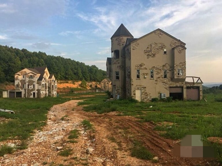 Những con đường chưa kịp hoàn thiện, chỉ gồm đất và sỏi. (Ảnh: Myfamilytravels)