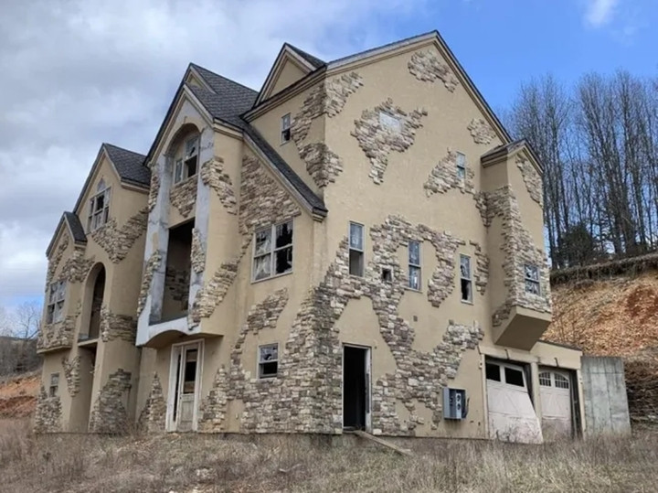 Chủ đầu tư bị phạt vì vi phạm luật nước sạch của tiểu bang. Điều này khiến những căn biệt thự đồ sộ vẫn dang dở. (Ảnh: Realtor.com)