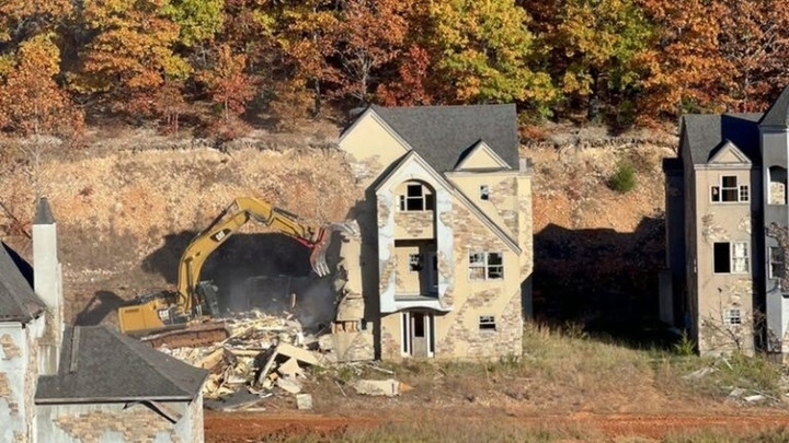 Cận cảnh những tòa nhà xương xẩu, trần trụi đồ sộ. (Ảnh: © Reddit)