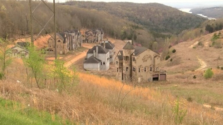 Ít ai nghĩ nơi từng được quy hoạch là một cộng đồng thịnh vượng và xa hoa giờ đây trở thành một thị trấn ma ám ảnh. (Ảnh: © OzarksFirst)