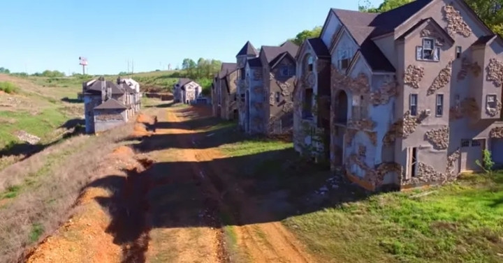 Những khó khăn về tài chính và rào cản hành chính khiến dự án bị đình trệ hoàn toàn, các tòa nhà không được hoàn thành. (Ảnh: YouTube/TheGadgetGuy1)