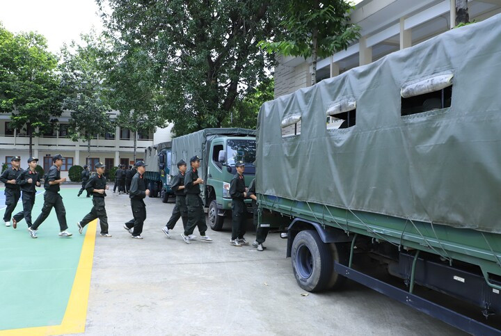 Đoàn công tác khẩn trương lên đường hỗ trợ người dân. (Ảnh: CAĐN)