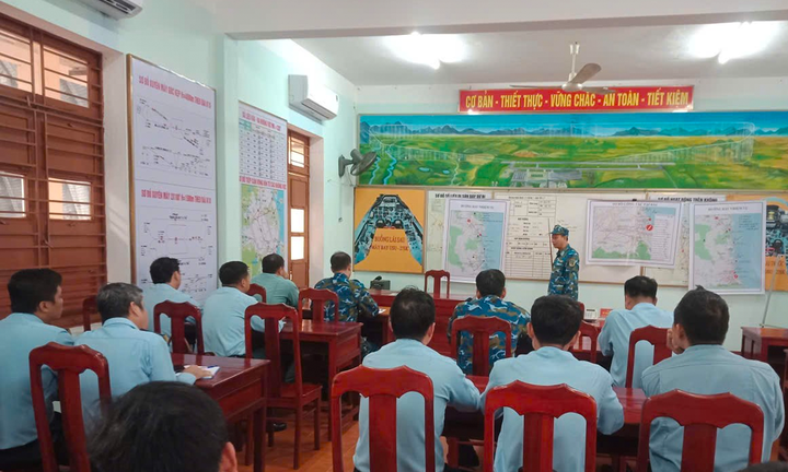 Trung đoàn Không quân 930 lên phương án về đường bay của trực thăng trong nhiệm vụ cứu trợ đồng bào lũ lụt, sáng 22/11. (Ảnh: Cục Tuyên huấn)